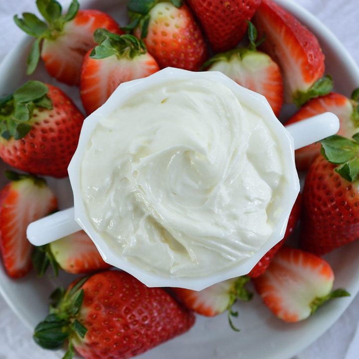 Marshmallow Fluff Fruit Dip - This easy dip recipe is made with 3 ingredients! Marshmallow Fluff, Cream Cheese and White Chocolate. An amazing dessert made in less than 5 minutes!