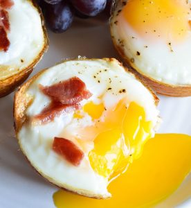 Bacon and Egg Breakfast Cups - This easy breakfast recipe is made with 3 ingredients! Hawaiian rolls, bacon and eggs baked to perfection!