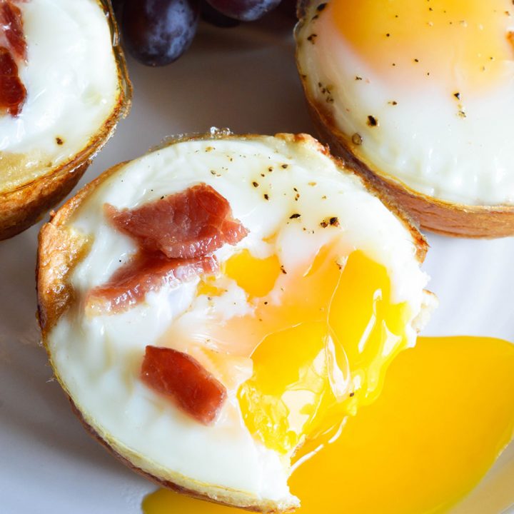Bacon and Egg Breakfast Cups - This easy breakfast recipe is made with 3 ingredients! Hawaiian rolls, bacon and eggs baked to perfection!
