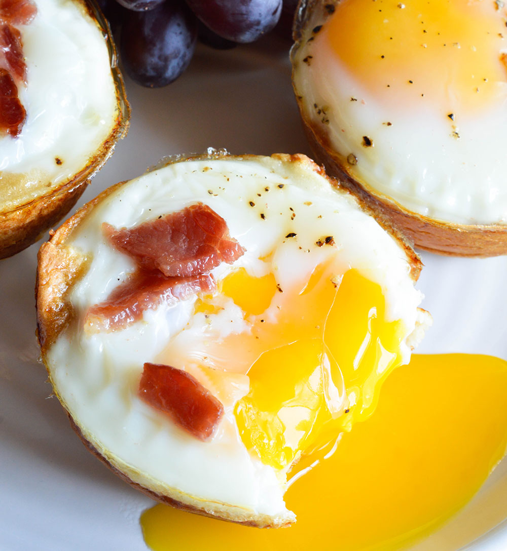 Bacon and Egg Breakfast Cups - This easy breakfast recipe is made with 3 ingredients! Hawaiian rolls, bacon and eggs baked to perfection!