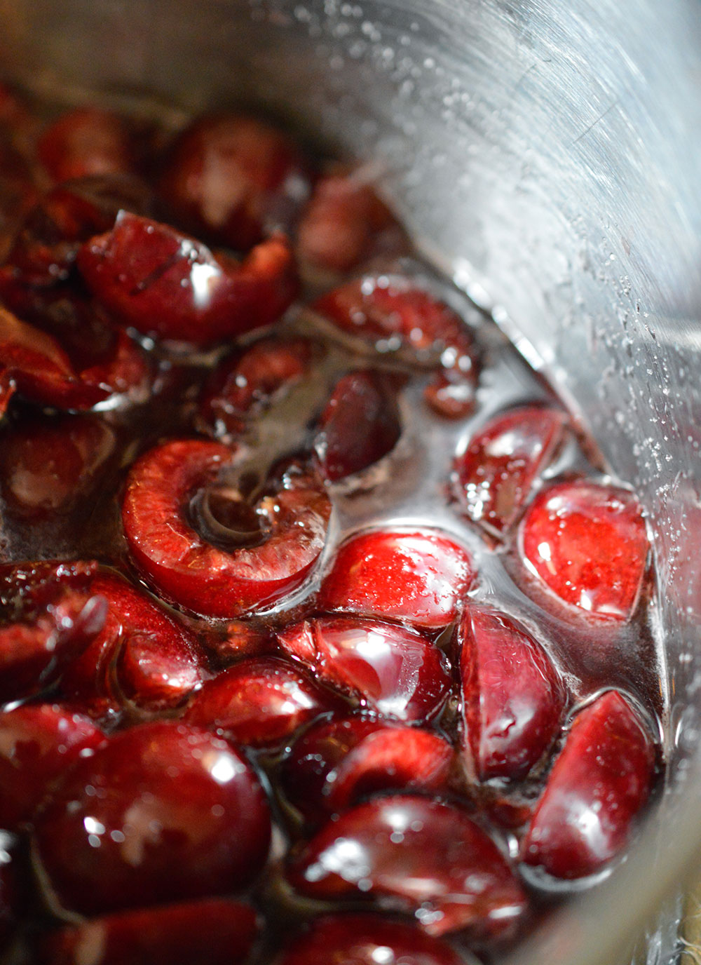 fresh cherries in bowl