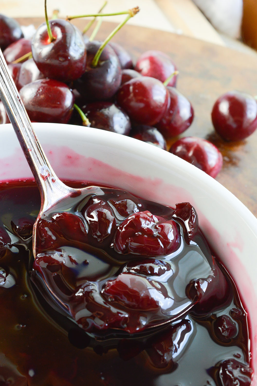 SPOON SCOOPING SAUCE