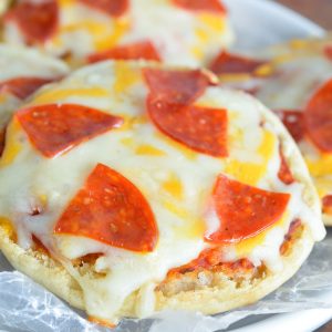 English Muffin Mini Pizzas are a fun and easy dinner for kids! These pizzas and homemade Italian Ranch Dressing make the perfect pair!