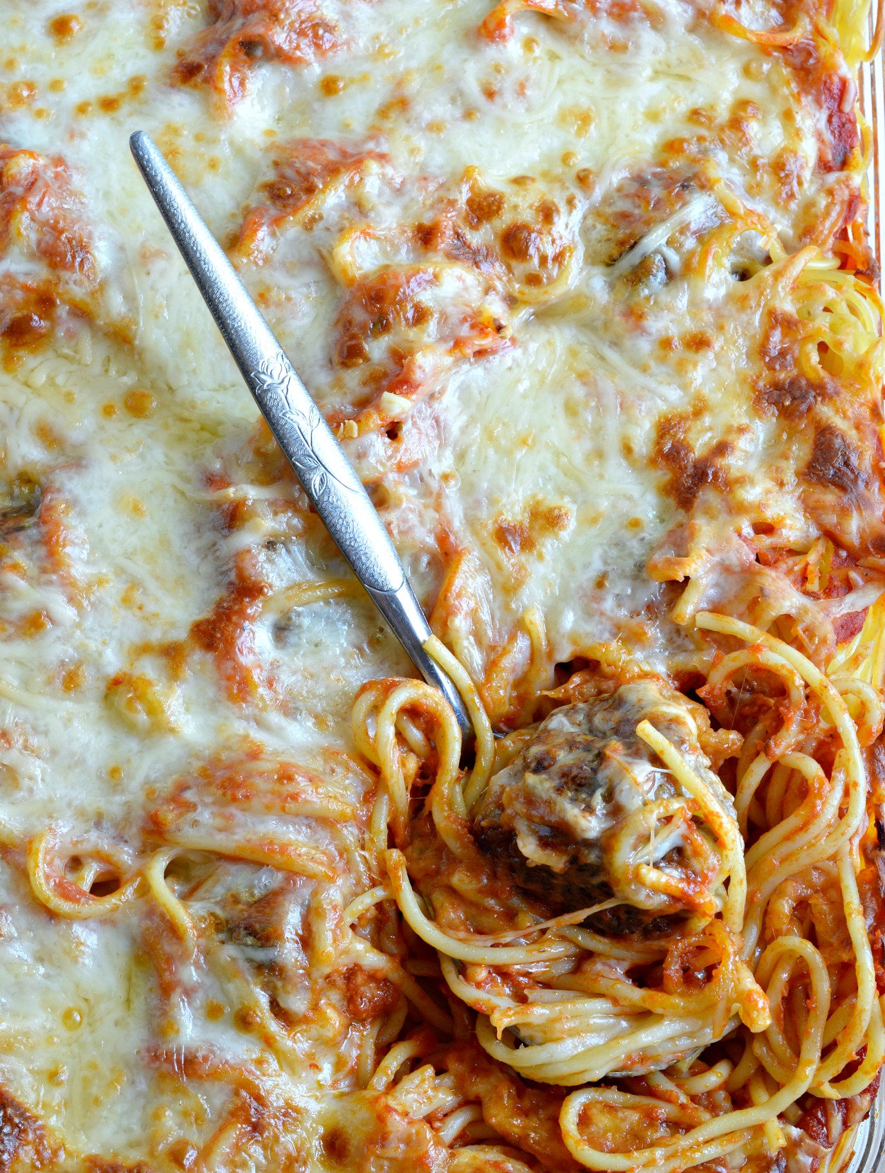 Cheesy Baked Spaghetti and Meatballs is a new fun way to serve this family favorite comfort food! Add this dinner recipe to your menu for spaghetti with a twist. A simple casserole made with layers of pasta, marinara sauce, cheese and meatballs.