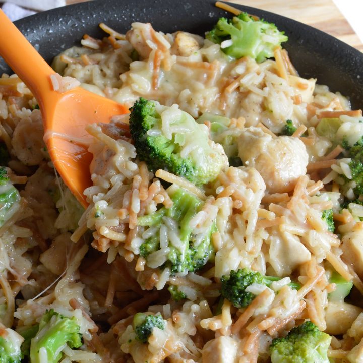 Make a weeknight dinner recipe that is quick, easy and sure to please the entire family! This One Pot Cheesy Chicken Broccoli Rice Casserole has everything you need in a meal all in one.