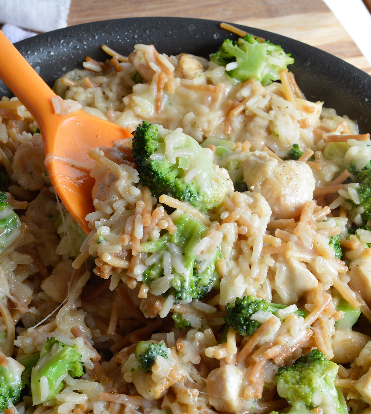 Make a weeknight dinner recipe that is quick, easy and sure to please the entire family! This One Pot Cheesy Chicken Broccoli Rice Casserole has everything you need in a meal all in one.