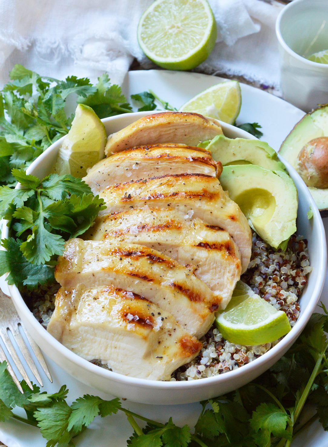 Perfect for those New Year's resolutions, this Tequila Lime Chicken Quinoa Bowl is healthy, nutritious, satisfying and tasty! Made with simple and natural ingredients this recipe is great for lunch or dinner.