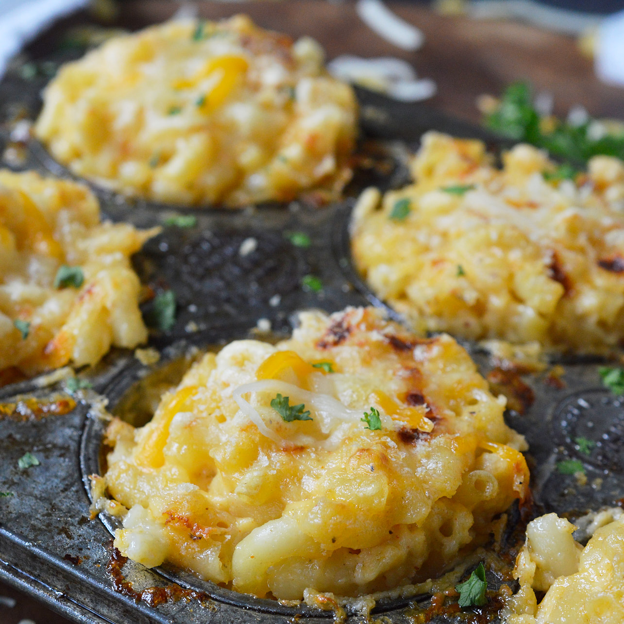 This Mac n Cheese Muffins Recipe is a fun way to serve up your favorite comfort food! Perfect for dinner or a side dish, this recipe is kid approved!