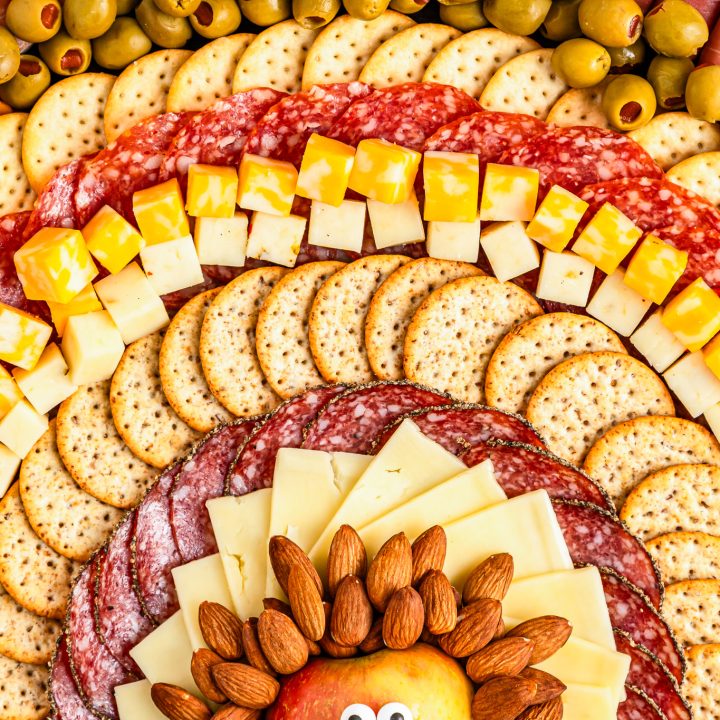 meats cheese and crackers arranged like a turkey